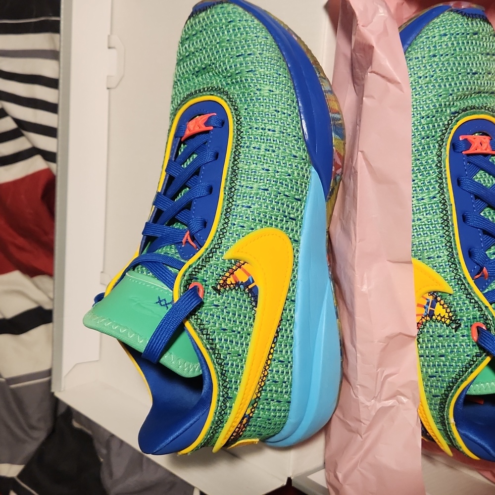 Boys Nike LeBron 20 SE basketball shoes 6.5